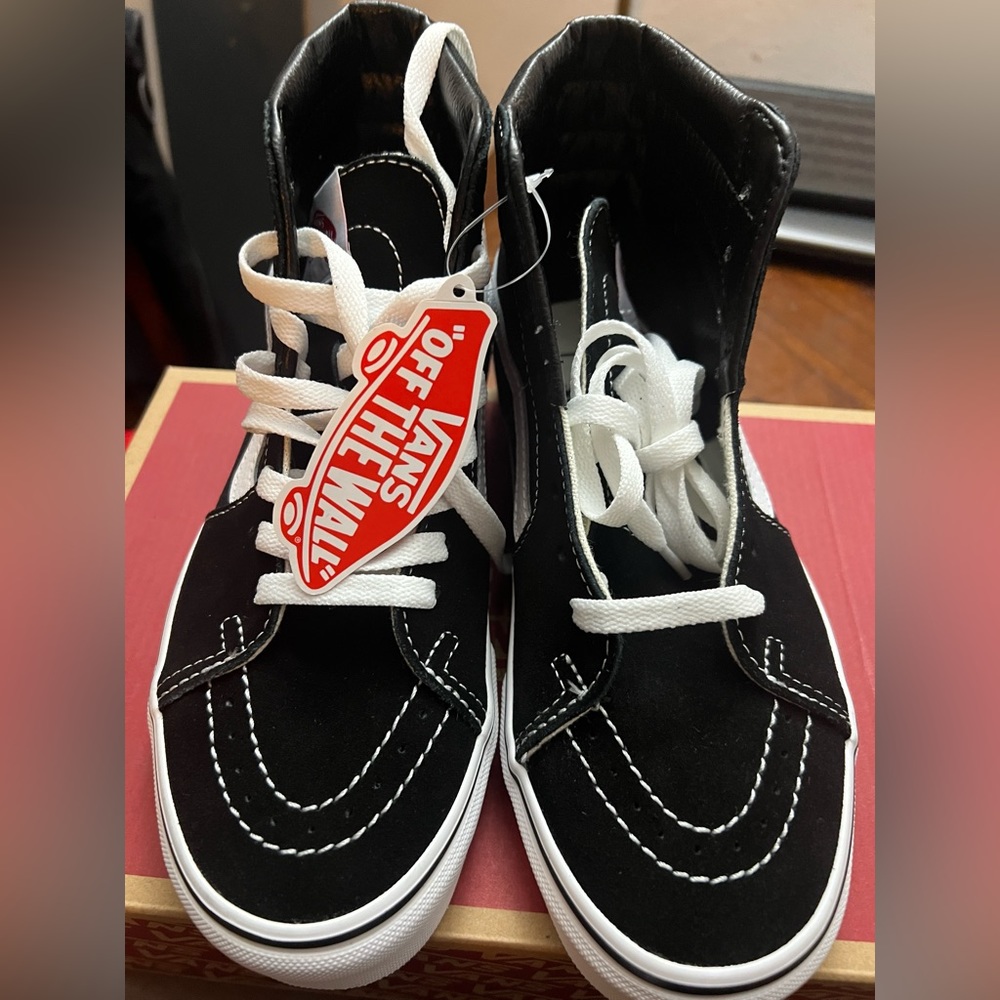 Brand new with tag in box .sk8-hi 6.0 men’s/7.5 women’s